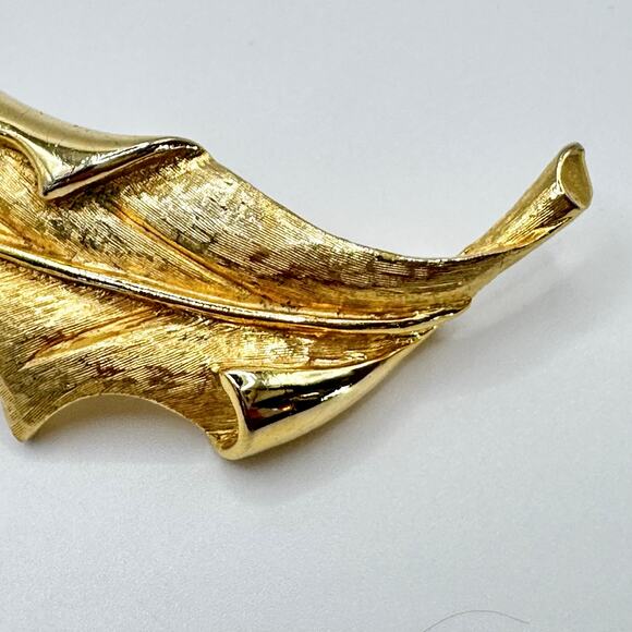 Vintage Hattie Carnegie Brooch Gold Tone Leave Abstract Signed - Picture 8 of 11